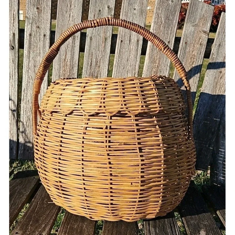 Vintage Wicker Basket Large Hand Woven With A Beautiful Scallped Edge‎ Lid